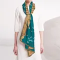Écharpe en soie au style chinois avec grues et pont ancien, coloris bleu canard et beige - Grue porte-bonheur