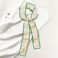 Elegante beige zijden haarlint met bloemenprint en een opvallende groene rand - Beige Bloemig Groene Rand (19)