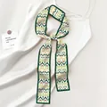 Minimalistische witte smalle sjaal met groen pixelpatroon voor de zomer - Groen Pixel Geometrisch (23)