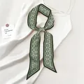 Donkergroene zijden skinny sjaal met witte paisley-patronen voor een elegante styling - Donkergroen Paisley (Lichtgrijs SKU)