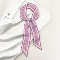 Elegante paarse paisley twilly zijden sjaal geknoopt op een witte satijnen jurk - Paars Paisley (Donkergrijs SKU)