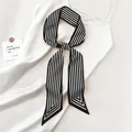 Vintage stijl zwart-wit gestreepte lange zijden sjaal voor haar- en halsstyling - Minimalistische Streep (Zilver SKU)