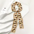 Elegante bruine zijden sjaal met ruitpatroon op witte jurk, luxe accessoire - Lichtbruin Argyle (Watermeloen SKU)