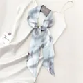 Elegante blauw-paarse twilly sjaal met vogelmotieven op een witte zijden jurk - Blauw Paars Mist (Champagne SKU)