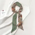 Donkergroene zijden smalle sjaal met gouden letters op een witte jurk gestyled - Donkergroen Dunhuang LOVE (Goud SKU)