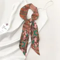 Elegante Dunhuang zijden sjaal met groene en oranje print op een witte zomerjurk - Dunhuang Apsara YOURS (Legergroen SKU)