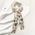 Elegante zijden twilly sjaal met roze tulpenbloemenprint en vintage rasterpatroon - Roze Tulp Raster (Groen SKU)