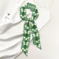 Elegante groene zijden sjaal met lelietje-van-dalenpatroon en witte tekstbelettering - Groen Lelietje-van-dalen LAUGH (Neon Groen SKU)