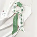 Smalle zijdeachtige sjaal in saliegroen met witte lelietje-van-dalen bloemenprint - Saliegroen Lelietje-van-dalen (Cyaan SKU)