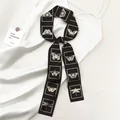 Elegante zwarte zijden twilly met vlinderprint geknoopt op een witte zijden jurk - Zwart Vlinder Libel (Hemelblauw SKU)
