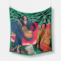 Matisse La Musique Seidentuch mit Blumenmuster in Grün an einer weißen Wand hängend - 53 cm Kleines quadratisches Halstuch