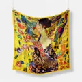 Détail d'un foulard en soie avec imprimé Klimt et bordure en satin jaune vif - 53x53cm / Style La Dame à l'Éventail
