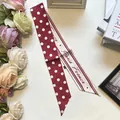 Dettaglio foulard in seta a pois rossi con scritta Paris e fiori in stile francese - 100cmx6cm / Marrone Rossastro