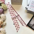 Detalle de pañuelo de seda rosa con lunares granate e inscripción de Paris France - 100cmx6cm / Rosa Claro