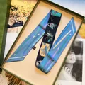 Versátil pañuelo estrecho de seda con estampado de grafiti y motivos en caja de regalo - 90cm x 5cm / Negro y Azul