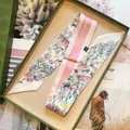 Franse stijl zijden twilly sjaal met bloemen en Paris tekst in een luxe geschenkdoos - Roze