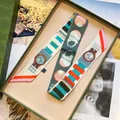 Vue détaillée du foulard en soie twilly à motif équestre dans son coffret de luxe - 5x90cm / Vert