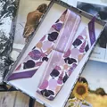 Eleganter lila Twilly-Seidenschal mit Muschelmustern und Vintage-Blumen-Geschenkbox - Hellviolett