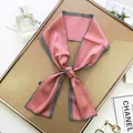 Élégant foulard mince en soie rose avec bordure à rayures noires et blanches noué - Style Long / Rose