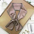 Élégant foulard en satin rose poudré avec des bordures à rayures noires et blanches - Style Long / Café Clair
