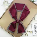 Détail d'un foulard en soie bordeaux avec d'élégantes bordures à chevrons noir et blanc - Style Long / Bordeaux