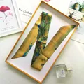 Elegante pañuelo Twilly de seda amarillo mostaza con patrón de pintura china tradicional - Amarillo