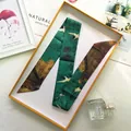 Pañuelo twilly de seda con pintura de grullas para bolsos en caja de regalo verde vintage - Verde