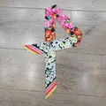Dettaglio di twilly in raso con stampe floreali di peonie e strisce colorate - 80-100cm x 5cm / Nero