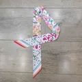 Dettagli di motivi floreali e strisce arcobaleno su una sciarpa di seta stretta e lunga - 80-100cm x 5cm / Bianco