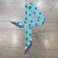 Detalle de pañuelo estrecho verde menta con motivos de nubes y puntos rojos en madera - Azul