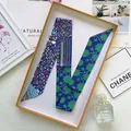 Twilly per borsa in finta seta con motivi floreali blu e foglie geometriche eleganti - Verde