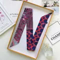 Foulard per manico borsa in finta seta con motivi floreali rosso e blu in confezione regalo - Rosso Porpora