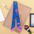Blauwe en roze zijden sjaal met vintage lantaarnpatronen op houten frame - Blauw met Roze Basis