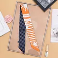 Foulard in seta a pois e motivo vintage arancione per decorazione manico di borsa - Pois Blu Notte / Motivo Sole Arancione / Arancione