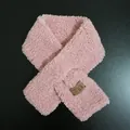 Vista de detalle de bufanda de felpa rosa con textura de lana de cordero y etiqueta cosida - Rosa Coreano