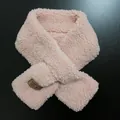 Detalle de bufanda de forro polar rosa claro con etiqueta de cuero y textura suave - Rosa Claro