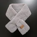 Macro detail of the light gray sherpa fleece texture and leather label on the scarf - 80-100cm / Smoke