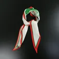 Detailopname van parelwitte zijden sjaal met contrasterende randen en aquarelleerpatronen - Rood