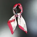 Elegante pañuelo cuadrado de seda de 70cm con estampado ecuestre clásico y emblemas retro - 70x70 / Rojo