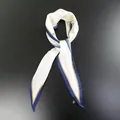Gedetailleerde close-up van witte zijden sjaal met blauwe strepen en artistieke belettering - Blauw