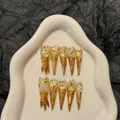 Luxuriöse goldene Stiletto-Aufdrucknägel mit glitzernder Fluid-Art und transparentem Finish - L / Stiletto-Form