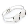 Macro-opname van zilveren armbandbasis met dubbele bezel voor DIY-sieraden maken - Rhodium