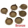 Dettaglio macro di basi per ciondoli tondi in bronzo con retro strutturato - 8mm / Bronzo Antico