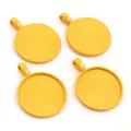 Makro-Detail von vier gelben 25mm runden Anhänger-Rohlingen für DIY-Schmucksets - Gelber Stil (B3-07)