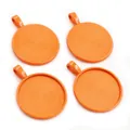 Nahaufnahme von vier orangefarbenen Legierungsanhängern mit 25 mm Innendurchmesser für DIY - Oranger Stil (B3-12)