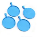 Detail von vier 25mm himmelblauen Cabochon-Fassungen mit strukturierter Basis für DIY - Himmelblauer Stil (A6-33)