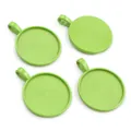 Detailansicht von vier hellgrünen 25mm Legierungs-Rundanhänger-Tabletts für DIY-Schmuck - Grasgrüner Stil (A4-06)