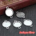 Primer plano de bases de colgante redondas de plata antigua con textura de rayos de sol - Bucle Doble (8mm) / Plata antigua