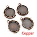 Close-up van vier 16mm antieke koperen hangende trays met kralenrand voor DIY-sieraden - Koper