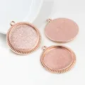 Dettaglio di vassoi per ciondoli tondi in oro rosa con trama antiscivolo per gioielli - Oro rosa